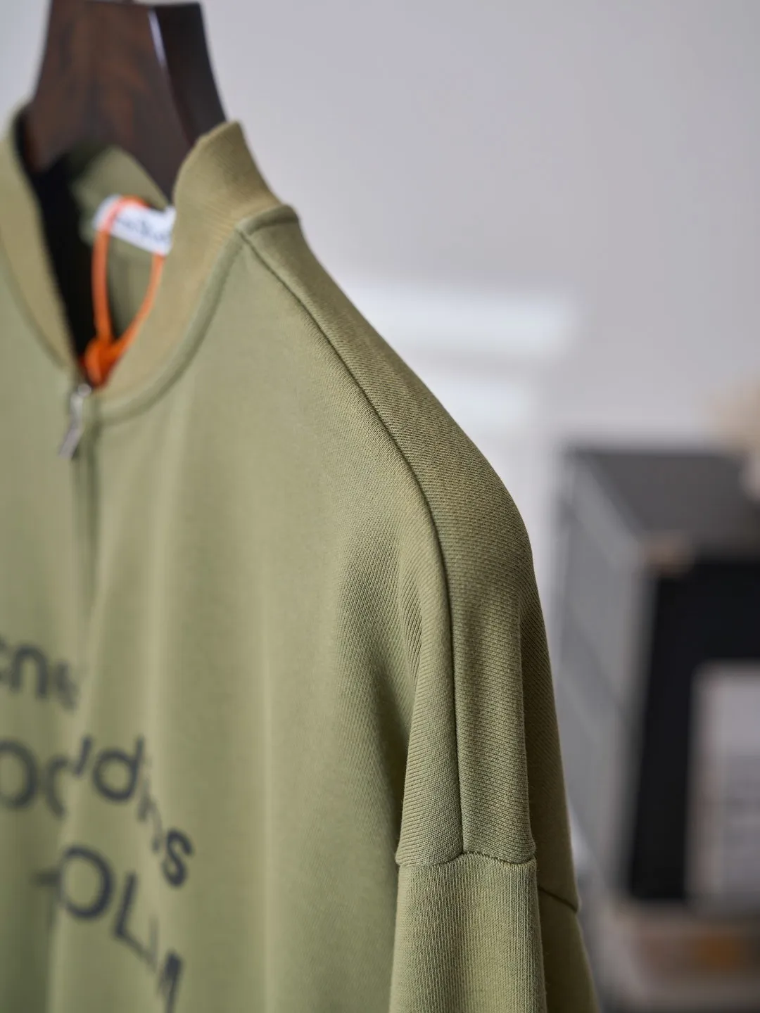 [Real auction] Acne Studios spray-painted distressed logo baseball collar zipper jacket [In Stock] S M L Acne Studios logo printing on the chest uses Retro sports aesthetics to engrave the brand's heritage. It is unobtrusive but highly recognizable. It subtly blends the Nordic minimalist style with the Retro sports style. It is low-key and elegant. It has its own aura. Adopt glue printing process. The chest printing has been revised three times with the film screen. Use glue liquid paint to print the pattern on the fabric. Bake the fabric to fix the printed pattern. Gradient distressing spray process. Spray dyes of different colors on the surface of the fabric. Realize that the clothes will show rich color changes under different lights to increase the visual layering. Many places on the body of the clothes are completely manually positioned and worn. Manual brushing marks add texture and depth to the surface of the clothes to imitate the texture of natural wear and tear. The fabrics have been fermented and washed, giving a better hand feel and texture. Not easy to deform, not easy to shrink, not easy to fade, and maintain long-term beauty and loose fit.